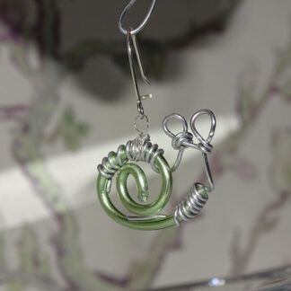 Steampunk Schnecken Ohrringe aus grünem und silbernem Draht