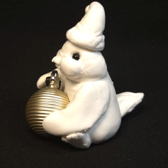 Sammelfigur mit Weihnachtskugel 9 - WUNSCHFARBE