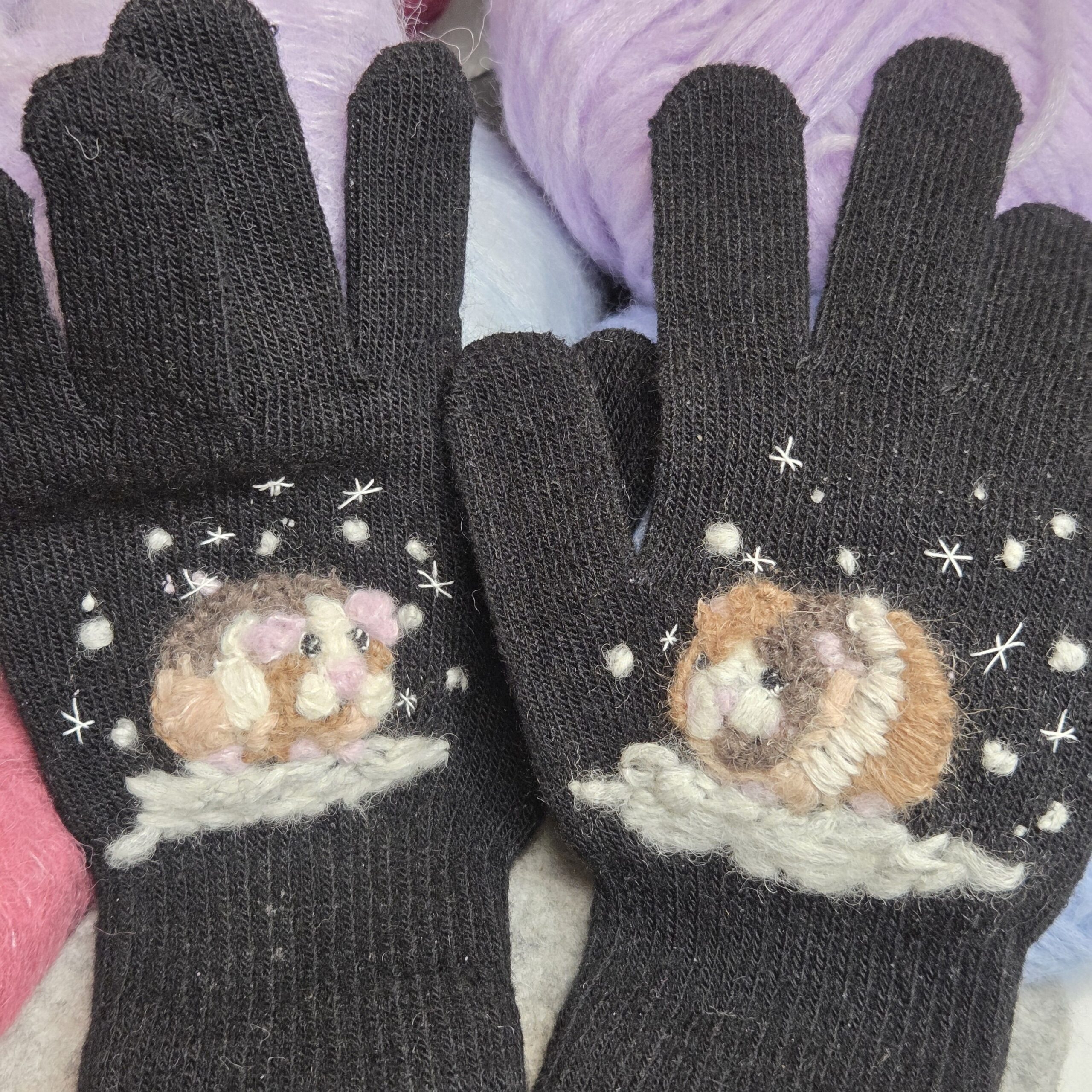 Handschuhe gestickt mit Meerschweinchen