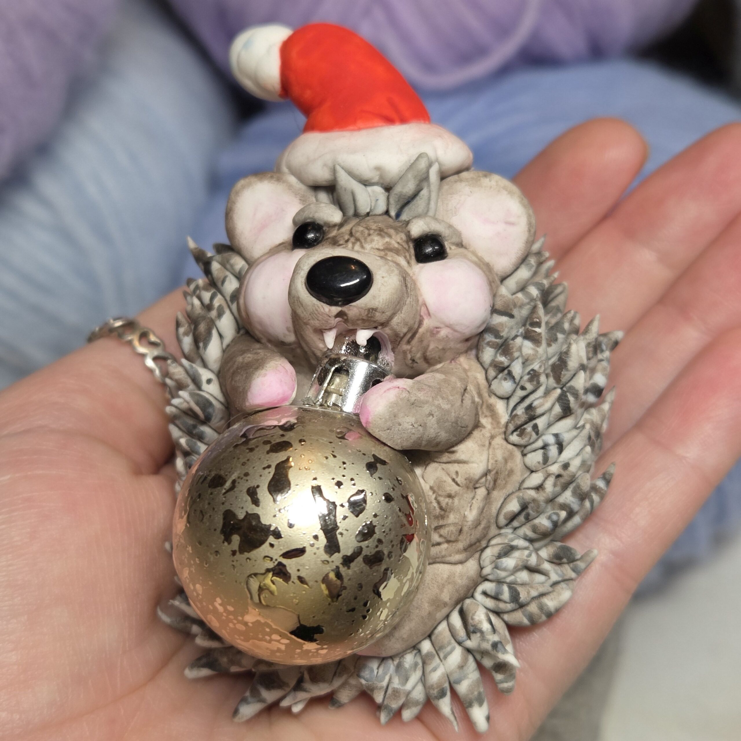 Igel beisst in Weihnachtskugel Dekofigur – Bild 2
