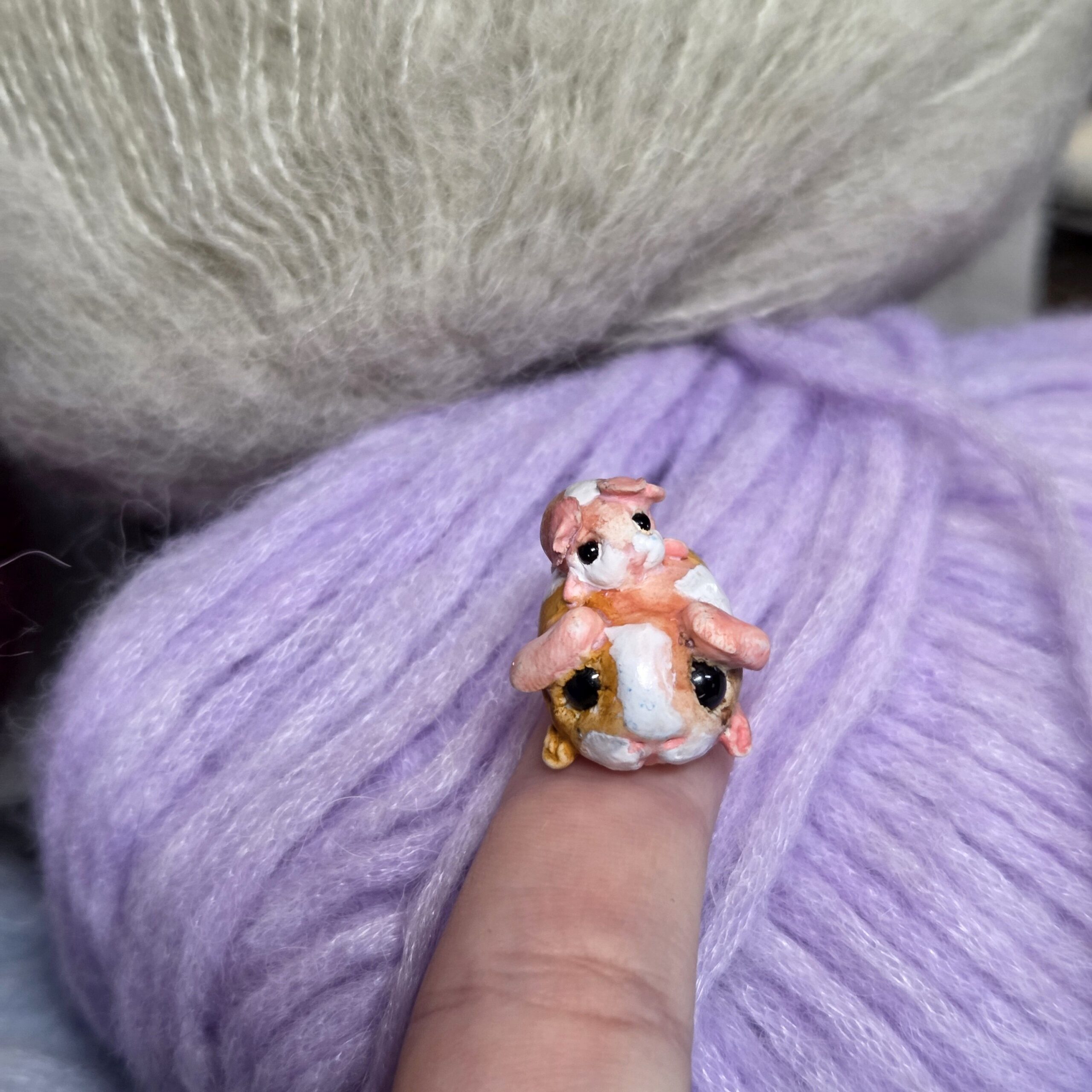 Meerschweinchenbaby auf Mama Mini Dekofigur