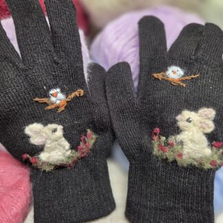 Handschuhe gestickt mit Kaninchen
