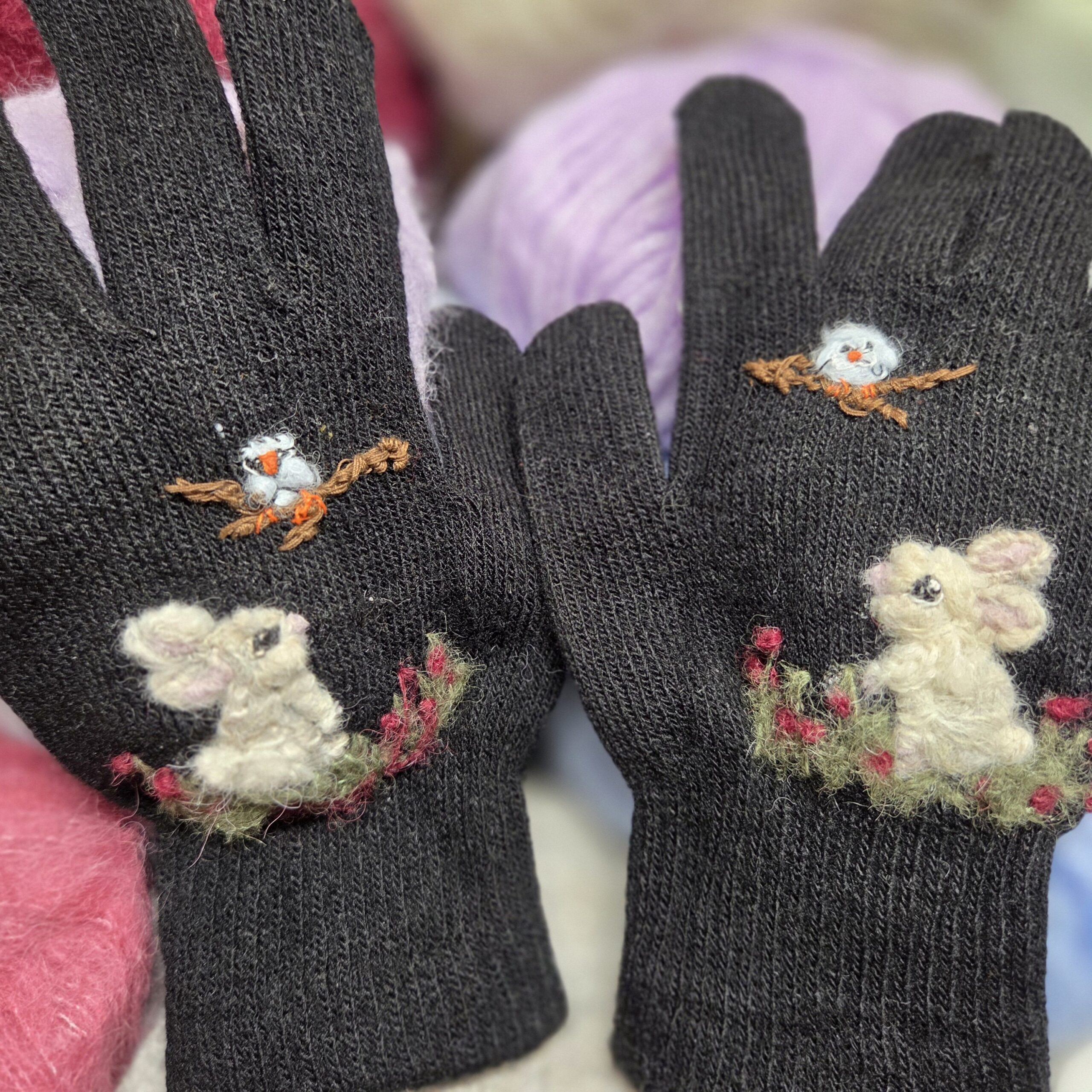 Handschuhe gestickt mit Kaninchen