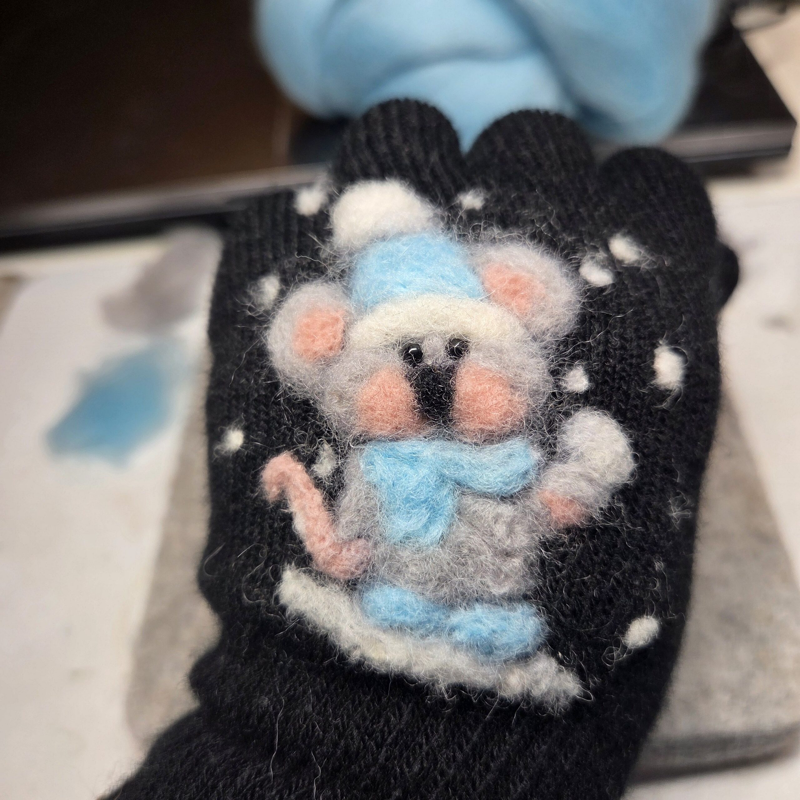 Handschuhe gefilzt mit Schneemann und Kuschelmaus – Bild 3