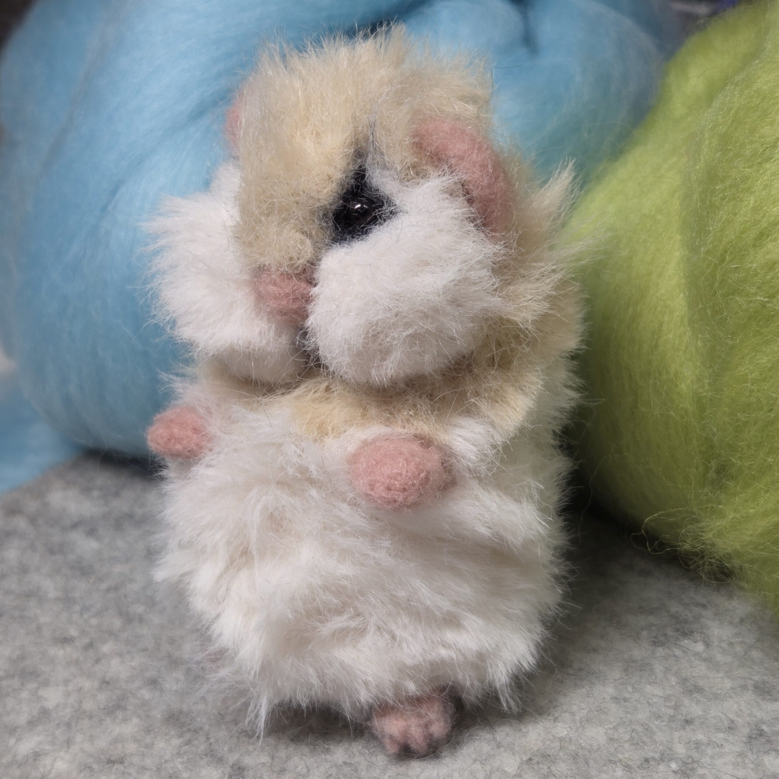 Gismo mit Zuckerstange gefilzte Tierfigur