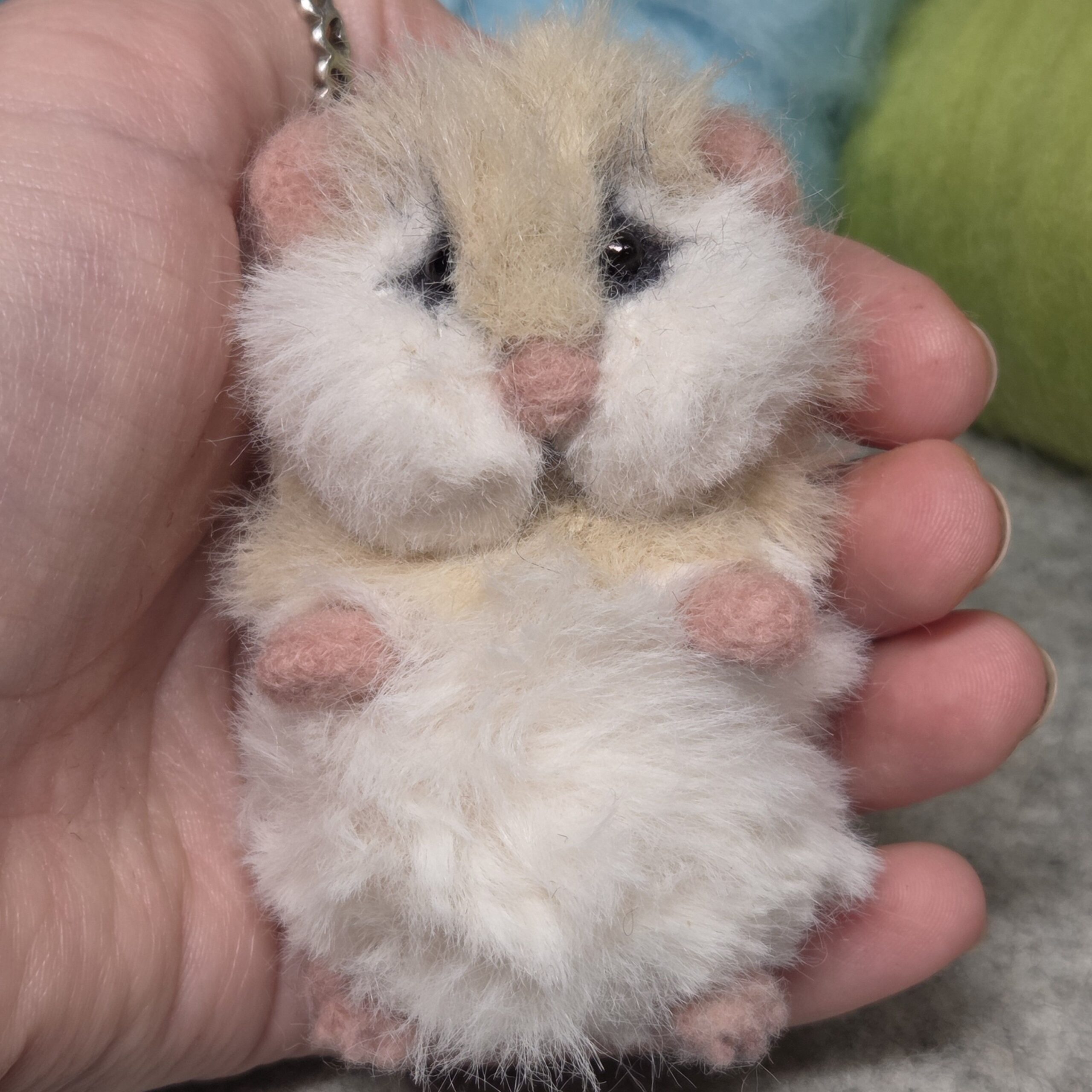 Gismo mit Zuckerstange gefilzte Tierfigur – Bild 2
