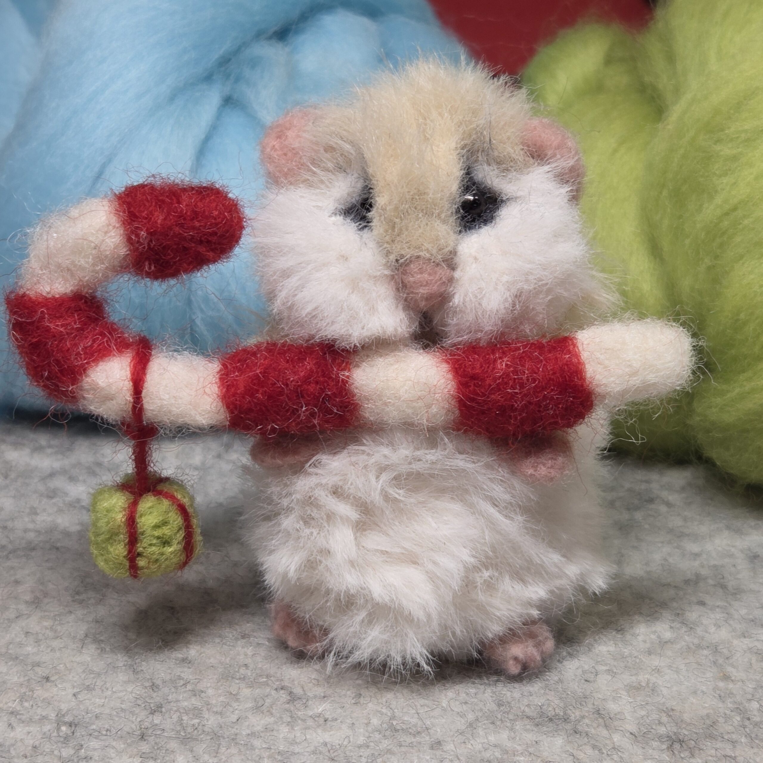 Gismo mit Zuckerstange gefilzte Tierfigur – Bild 3
