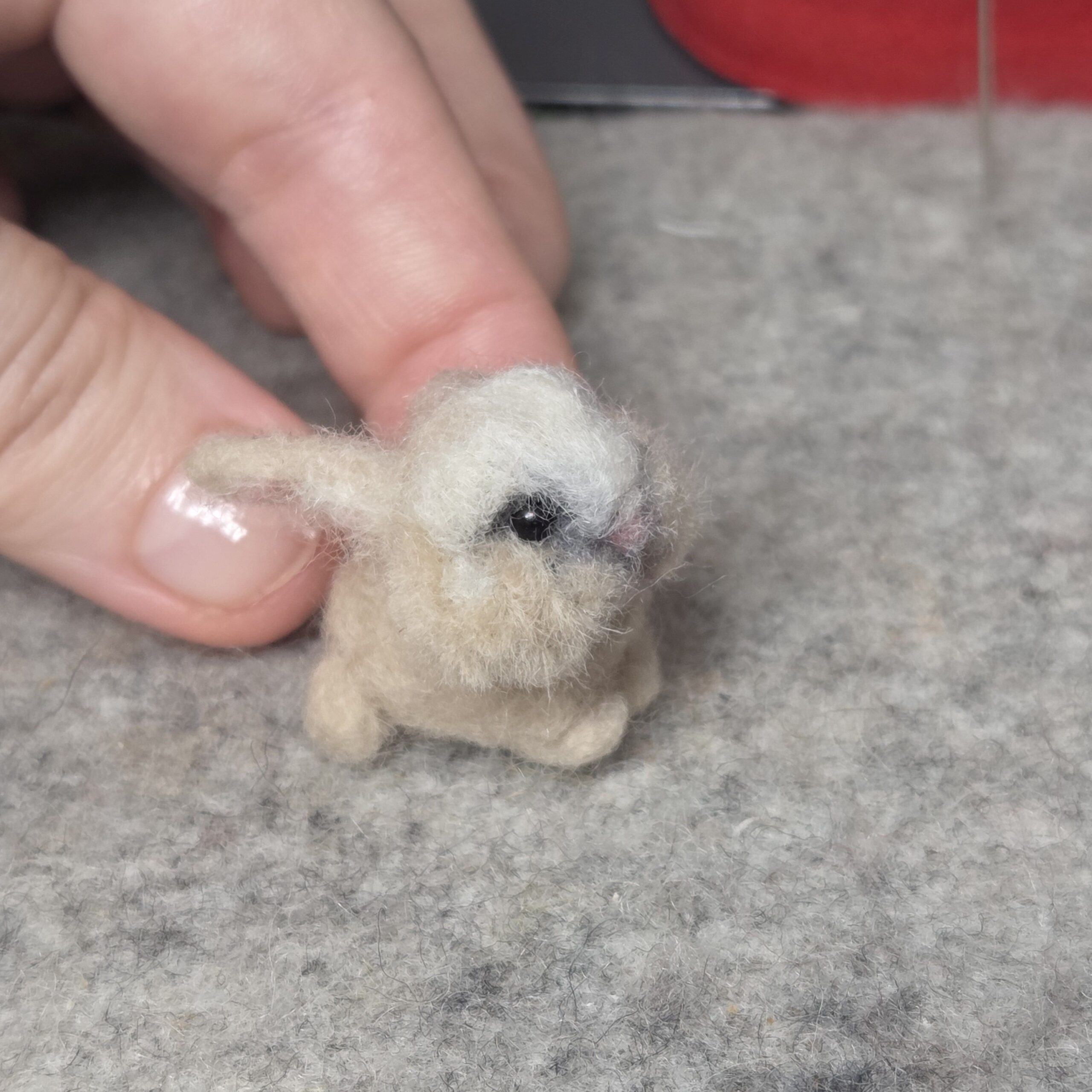 Filu der Rammler Deckenbaby gefilzte Tierfigur – Bild 2
