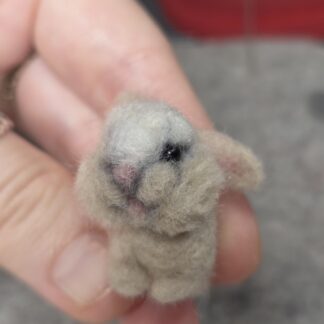 Filu der Rammler Deckenbaby gefilzte Tierfigur