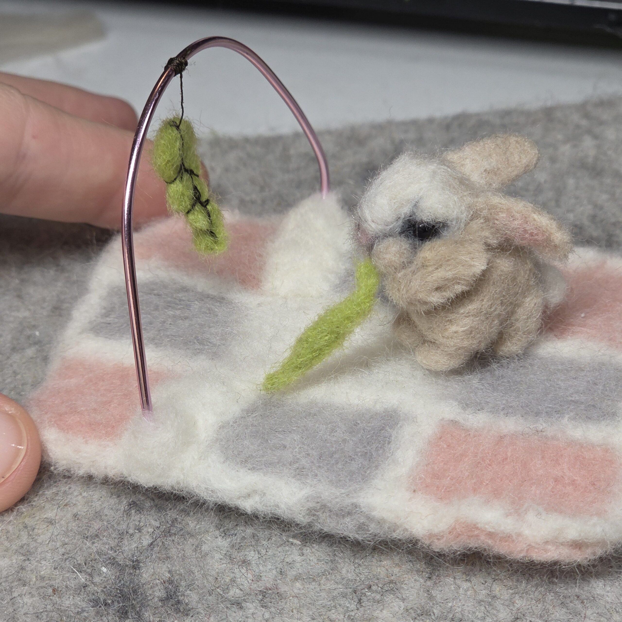 Filu der Rammler Deckenbaby gefilzte Tierfigur – Bild 3