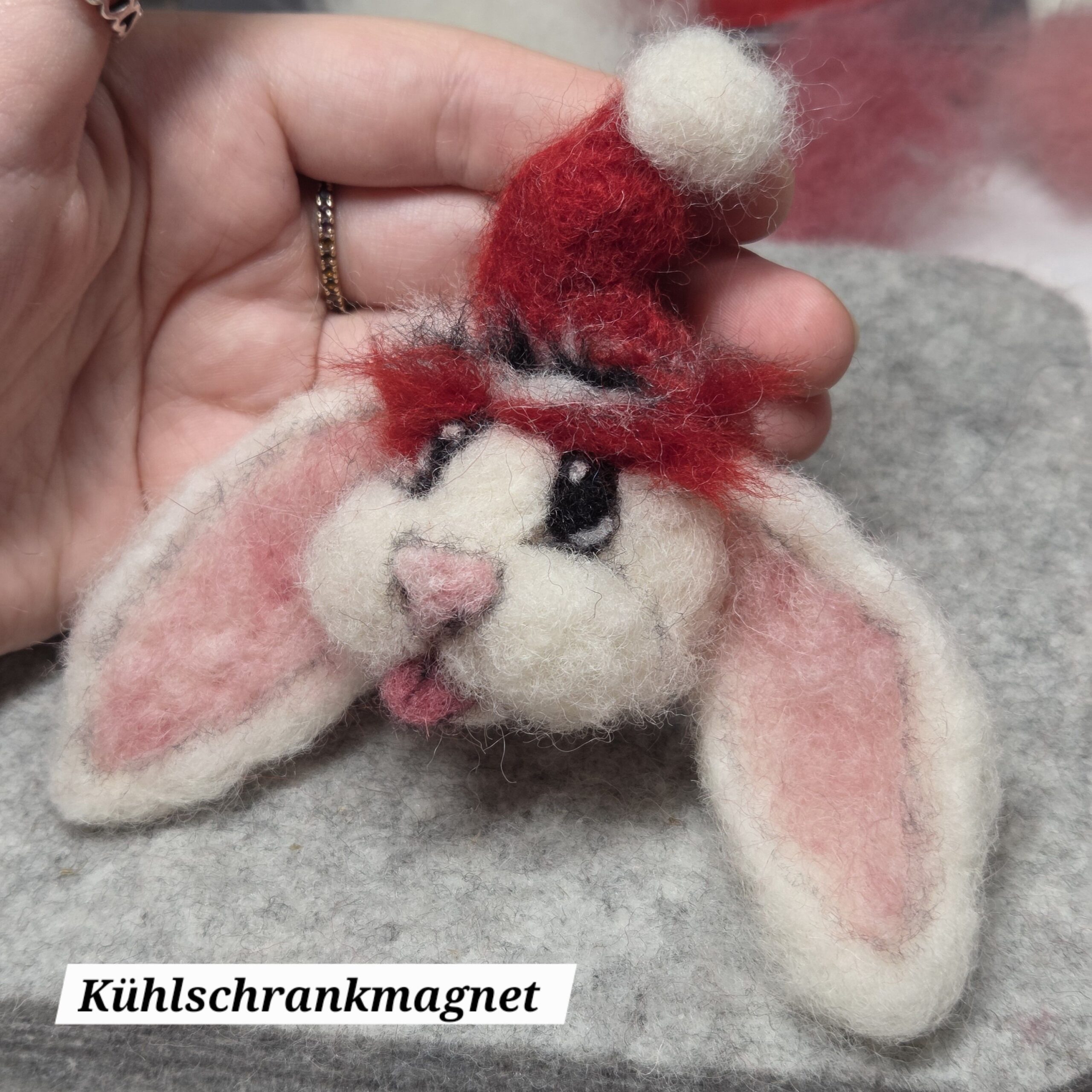 Erdbeerchen das Kaninchen Kühlschrankmagnet gefilzte Tierfigur
