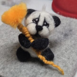 Barney der Panda mit Löwenzahnblume gefilzte Tierfigur