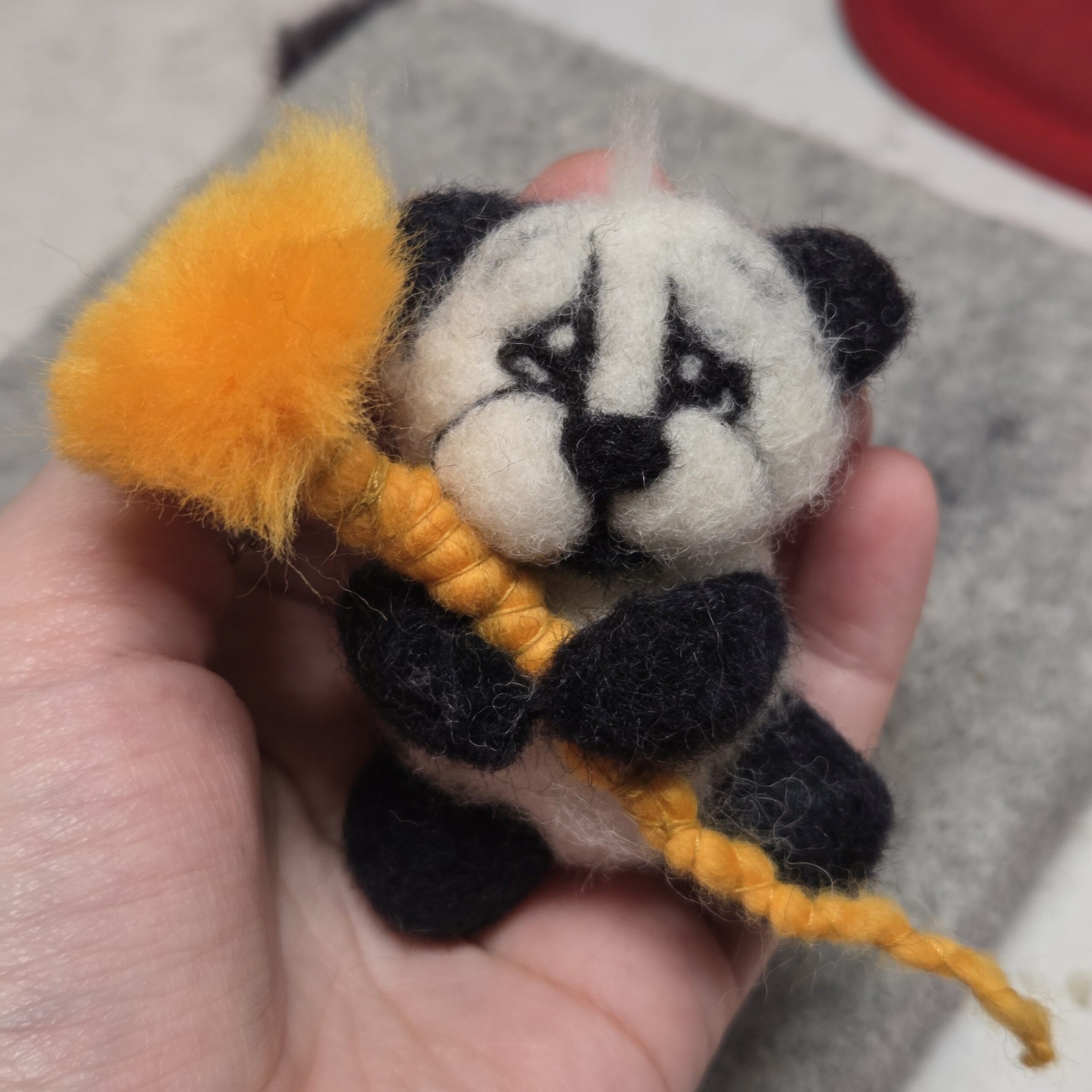 Barney der Panda mit Löwenzahnblume gefilzte Tierfigur – Bild 2