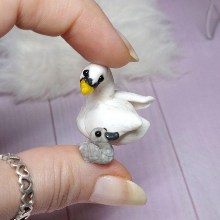Schwan mit Schwanenküken Dekofigur