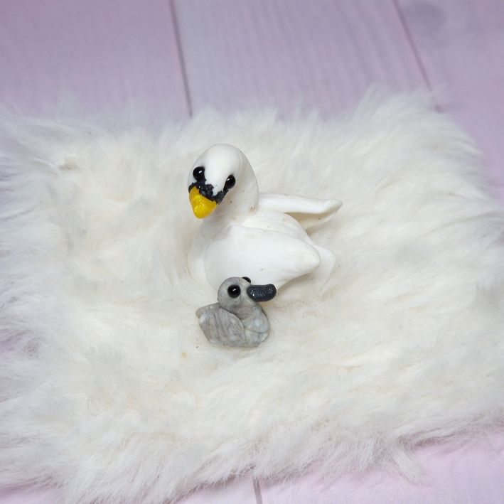 Schwan mit Schwanenküken Dekofigur – Bild 2